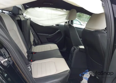 2015 Volkswagen Jetta 1.8T Sport z USA, uszkodzony, nr VIN 3VWD17AJ8FM406867